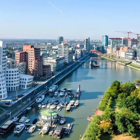 - Chilliges Zimmer In Dusseldorf Mit Balkon & Kuche; Big Tv And Bed - Bagian luar foto