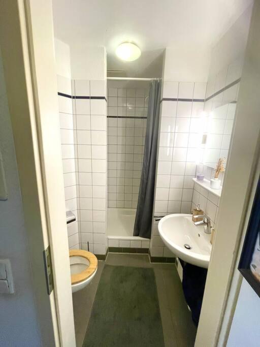 - Chilliges Zimmer In Dusseldorf Mit Balkon & Kuche; Big Tv And Bed - Bagian luar foto