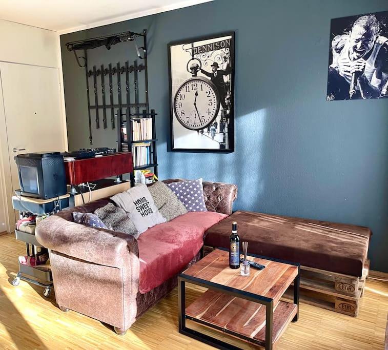 - Chilliges Zimmer In Dusseldorf Mit Balkon & Kuche; Big Tv And Bed - Bagian luar foto