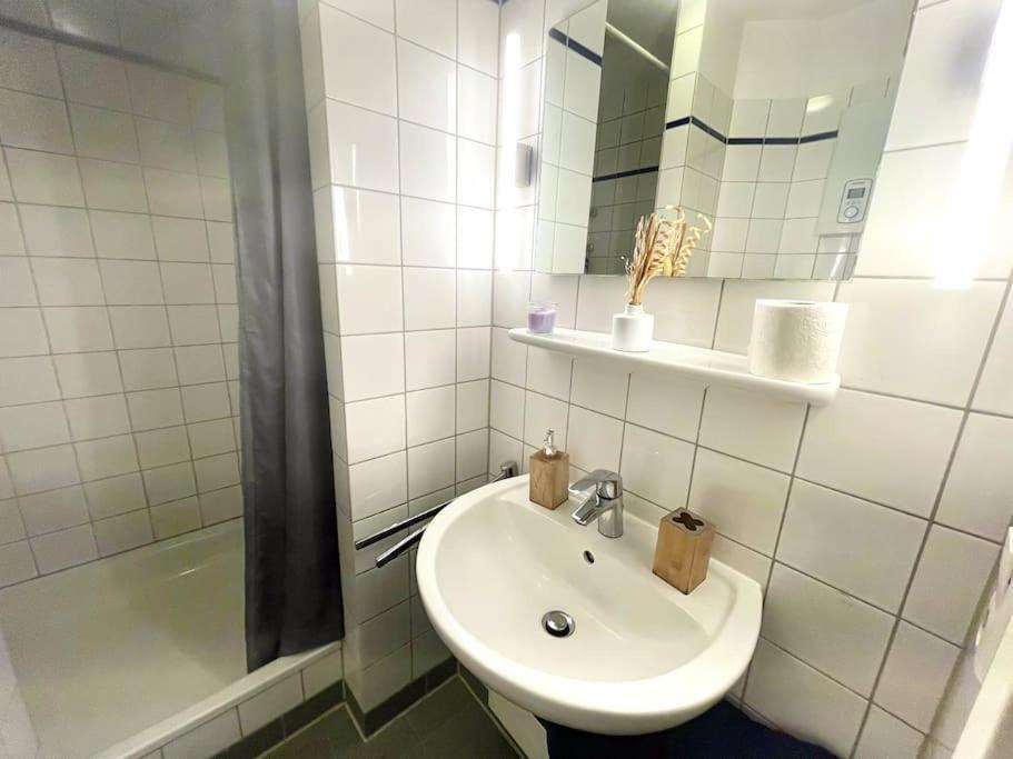 - Chilliges Zimmer In Dusseldorf Mit Balkon & Kuche; Big Tv And Bed - Bagian luar foto