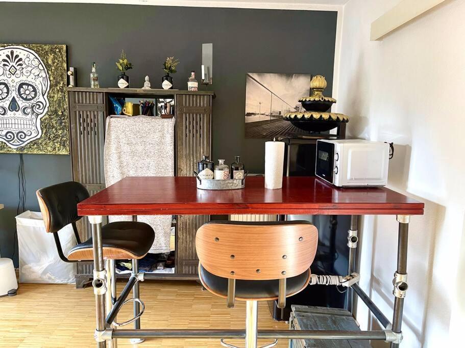- Chilliges Zimmer In Dusseldorf Mit Balkon & Kuche; Big Tv And Bed - Bagian luar foto