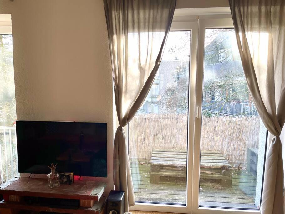 - Chilliges Zimmer In Dusseldorf Mit Balkon & Kuche; Big Tv And Bed - Bagian luar foto