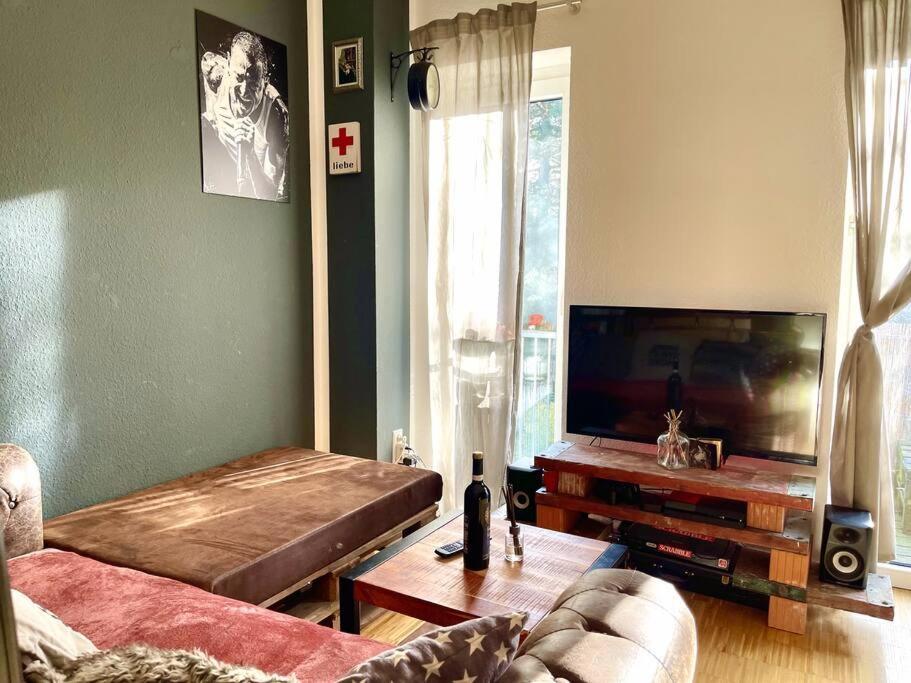 - Chilliges Zimmer In Dusseldorf Mit Balkon & Kuche; Big Tv And Bed - Bagian luar foto