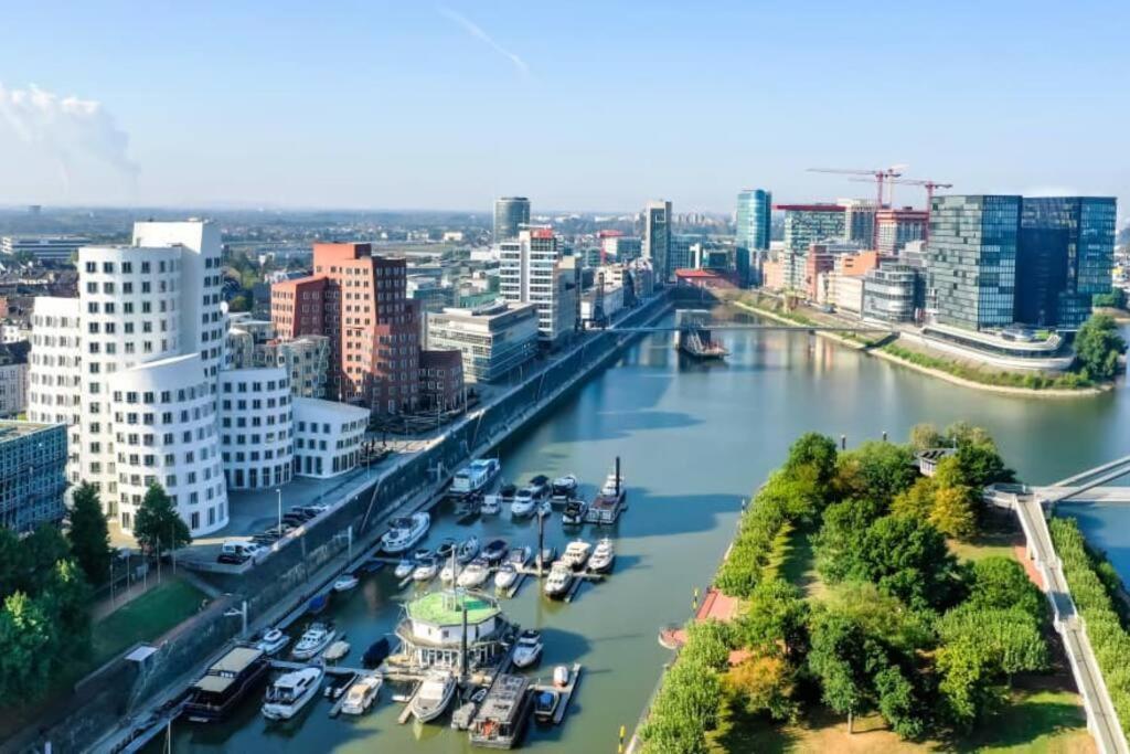 - Chilliges Zimmer In Dusseldorf Mit Balkon & Kuche; Big Tv And Bed - Bagian luar foto