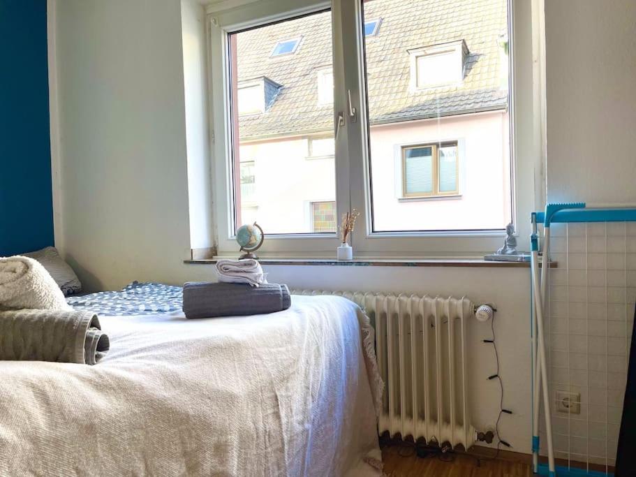 - Chilliges Zimmer In Dusseldorf Mit Balkon & Kuche; Big Tv And Bed - Bagian luar foto