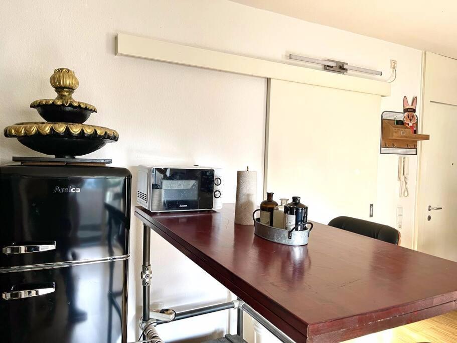 - Chilliges Zimmer In Dusseldorf Mit Balkon & Kuche; Big Tv And Bed - Bagian luar foto