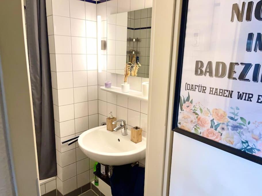 - Chilliges Zimmer In Dusseldorf Mit Balkon & Kuche; Big Tv And Bed - Bagian luar foto