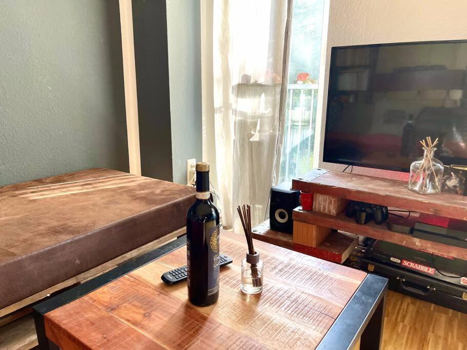 - Chilliges Zimmer In Dusseldorf Mit Balkon & Kuche; Big Tv And Bed - Bagian luar foto