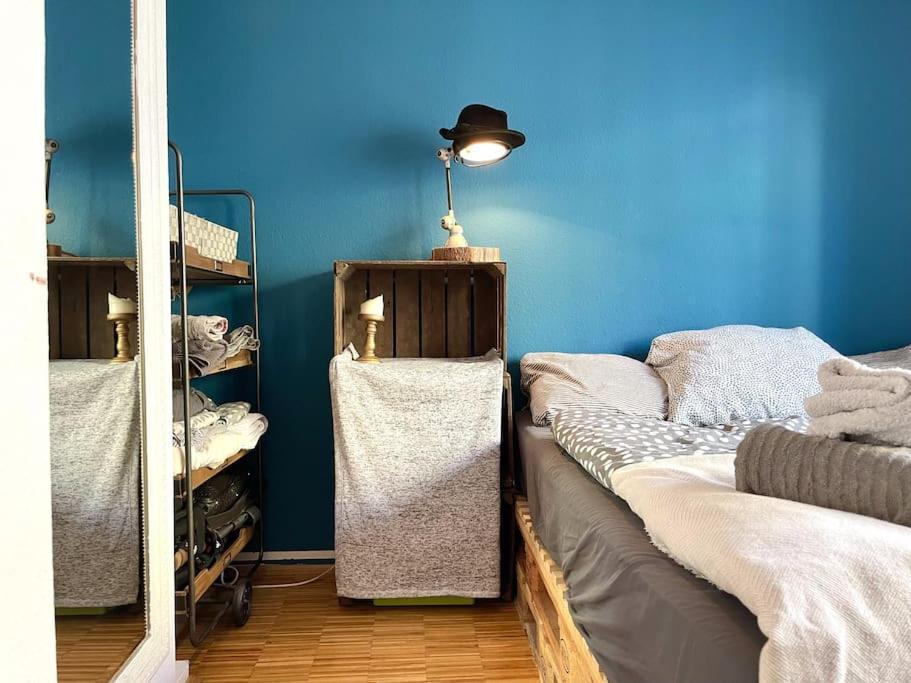- Chilliges Zimmer In Dusseldorf Mit Balkon & Kuche; Big Tv And Bed - Bagian luar foto